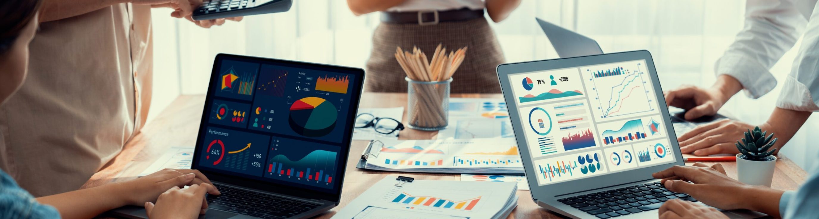 Panorama,Shot,Analyst,Team,Utilizing,Bi,Fintech,To,Analyze,Financial