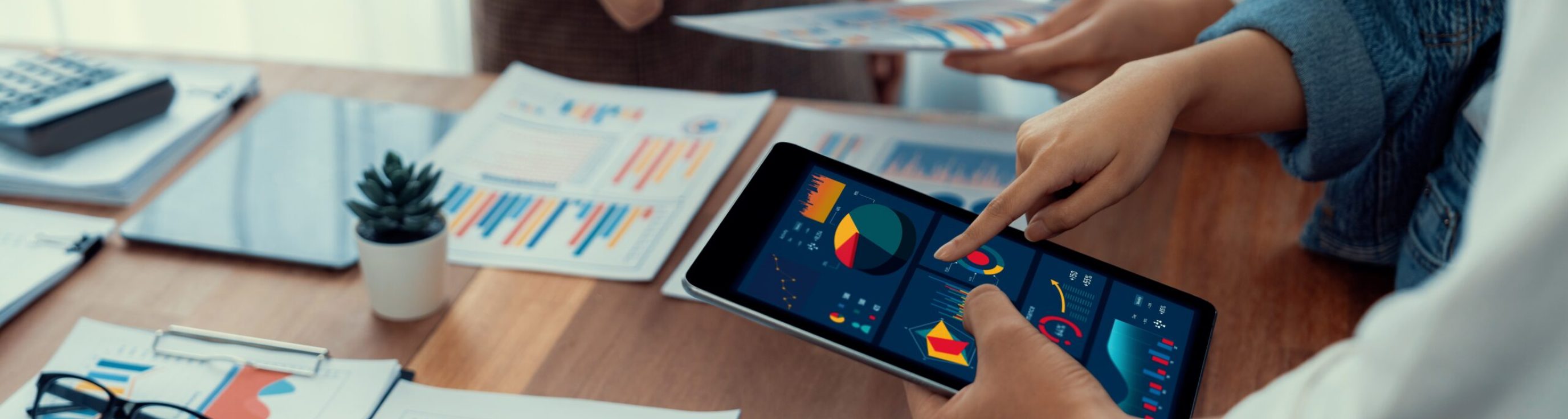 Analyst,Team,Utilizing,Bi,Fintech,To,Analyze,Financial,Report,With