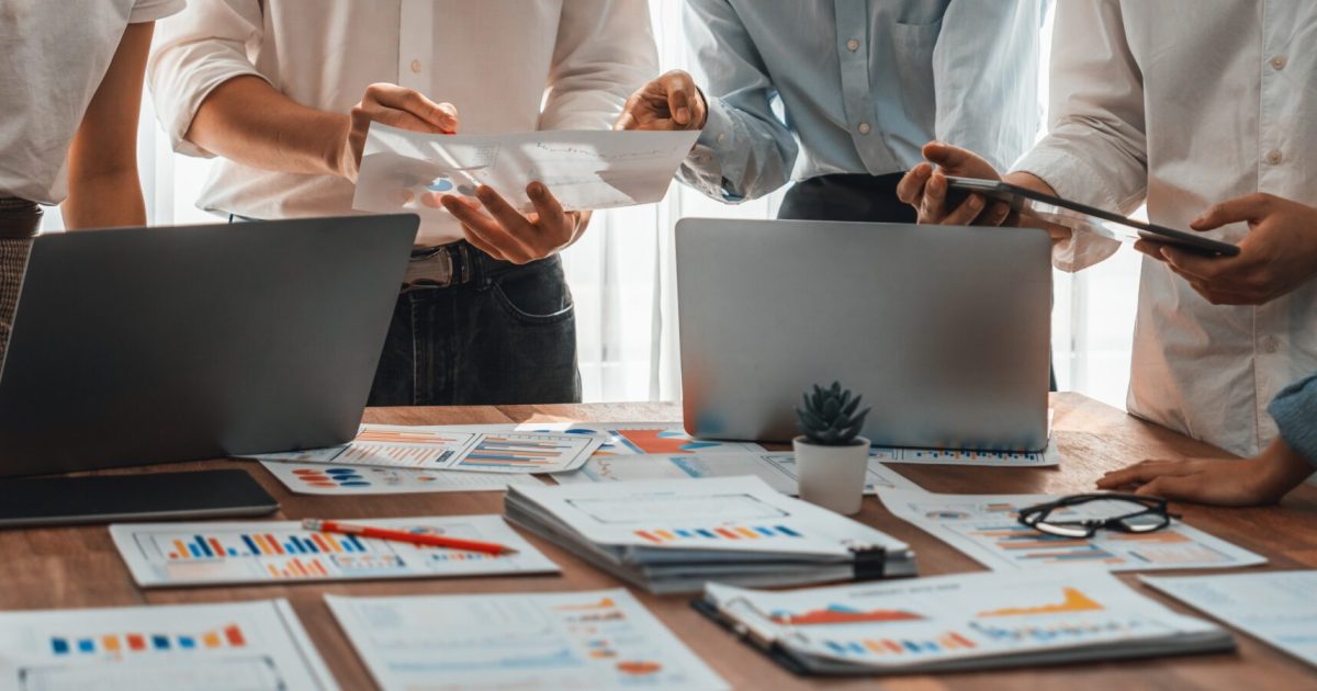 Analyst,Team,Utilizing,Bi,Fintech,To,Analyze,And,Pointing,At