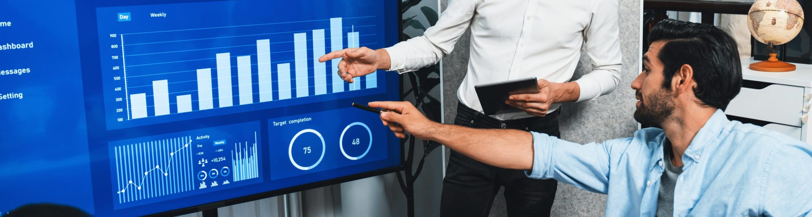 Presentation,In,Office,Or,Meeting,Room,With,Analyst,Team,Utilizing