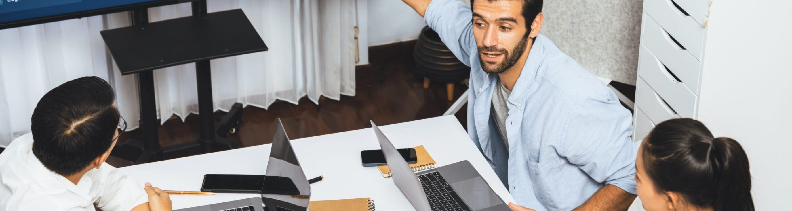 Analyst,Team,Utilizing,Bi,Fintech,To,Analyze,Financial,Data,At